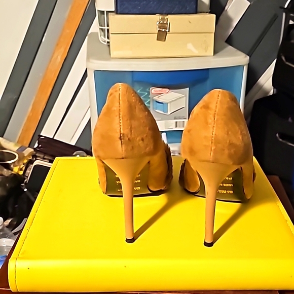 New Suede w/Fur Designer Shoes by Dangerous, Sz 8, Tan, Pointy Toe, 3" Heel - Picture 9 of 11